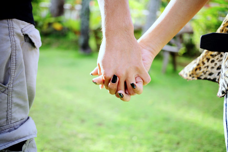 Zwei Hände halten einander