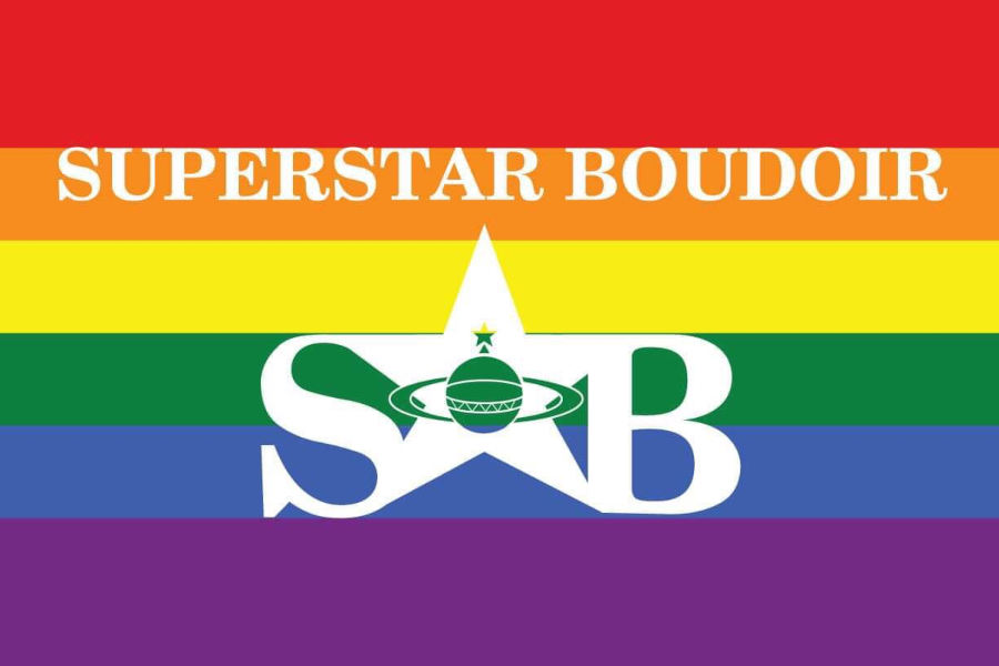 Logo du Superstar Boudoir avec les lettres SB sur fond de drapeau arc-en-ciel.