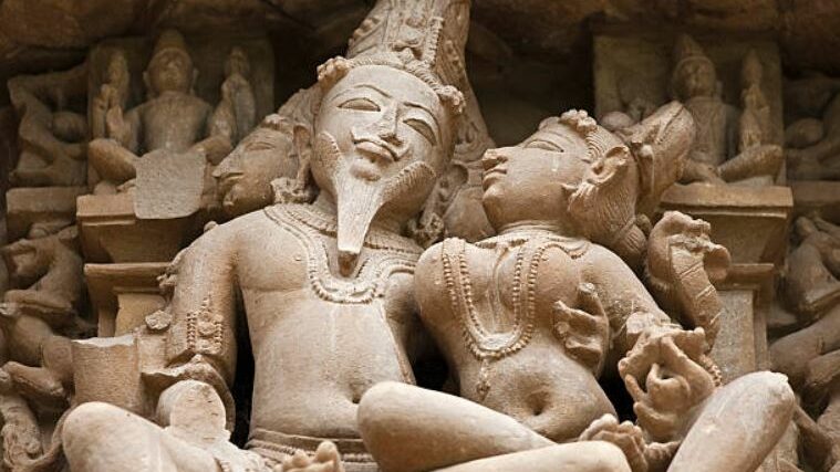 Kama sutra statue