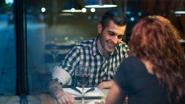 un homme qui rencontre une shemale